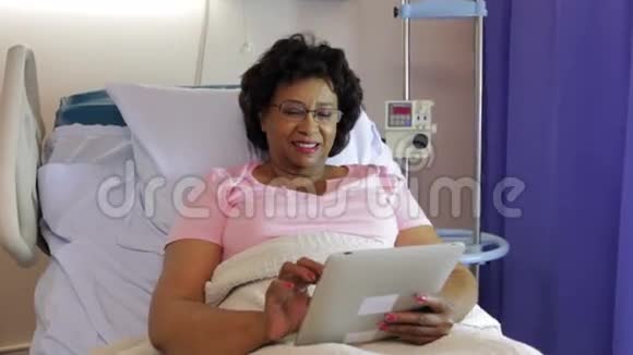 医院病床上的老年女性病人视频的预览图