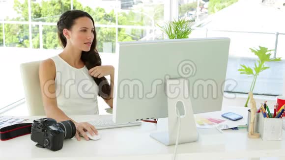 有魅力的女商人集中在办公桌上视频的预览图