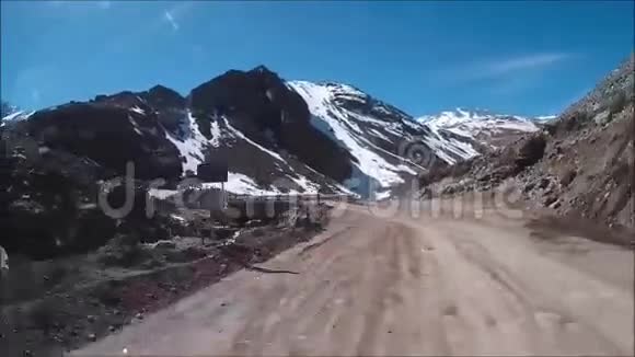 智利圣地亚哥的山脉和山谷景观视频的预览图