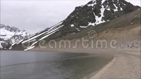 智利圣地亚哥的山脉和山谷景观视频的预览图