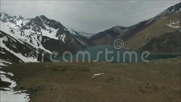 智利圣地亚哥的山脉和山谷景观视频的预览图