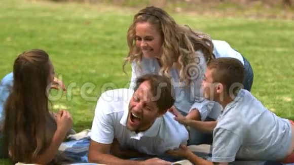 快乐的一家人一起在公园玩视频的预览图