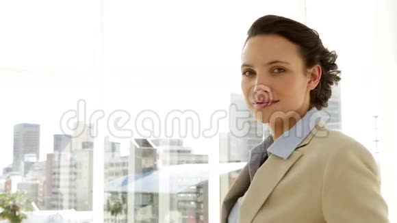 微笑的女商人竖起大拇指视频的预览图