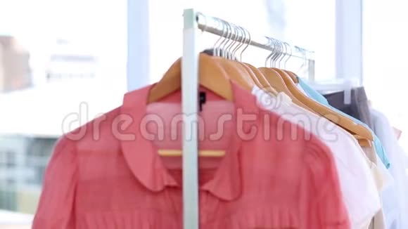 在服装店购物的女人视频的预览图
