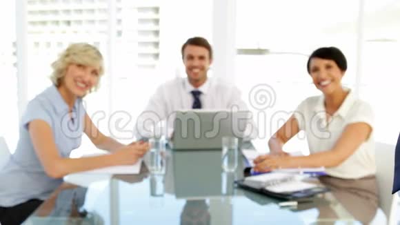 商务人士在会议中对着镜头微笑视频的预览图