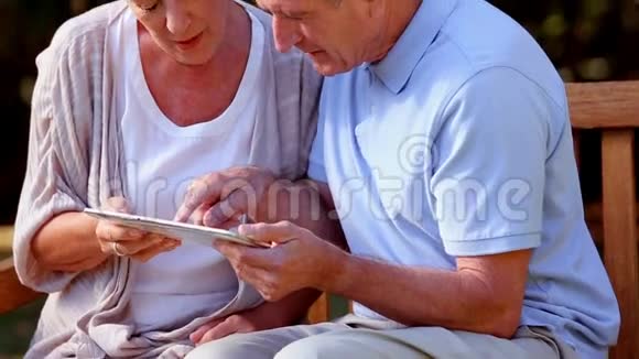 老年夫妇使用数字平板电脑视频的预览图