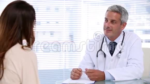微笑的医生和病人说话视频的预览图