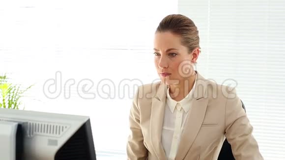 女商人在办公桌前工作视频的预览图
