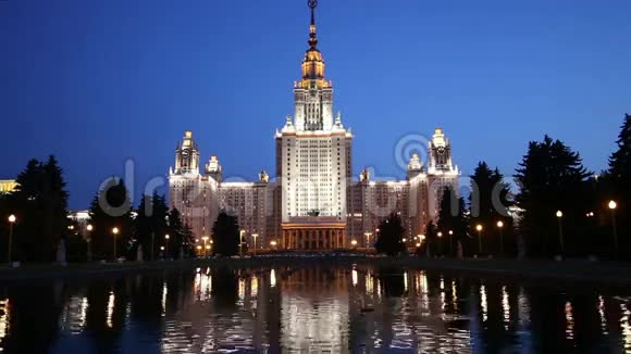 俄罗斯夜间麻雀山莫斯科国立大学主楼视频的预览图
