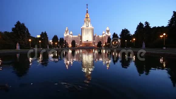 俄罗斯夜间麻雀山莫斯科国立大学主楼视频的预览图