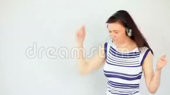 跳舞的黑发女人听音乐视频的预览图