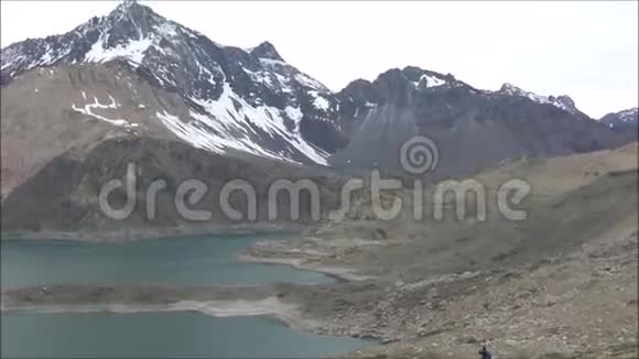 智利圣地亚哥的山脉湖泊和山谷景观视频的预览图