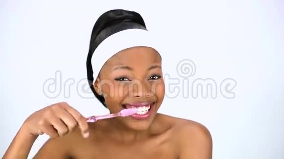 微笑的女人刷牙视频的预览图