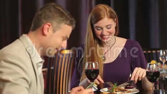很有魅力的夫妻一起吃饭视频的预览图