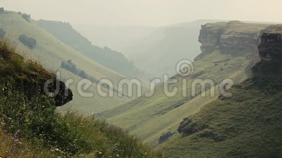 夏季景观全景自然山脉视频的预览图