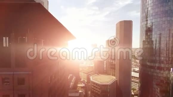 日落时摩天大楼的鸟瞰图视频的预览图