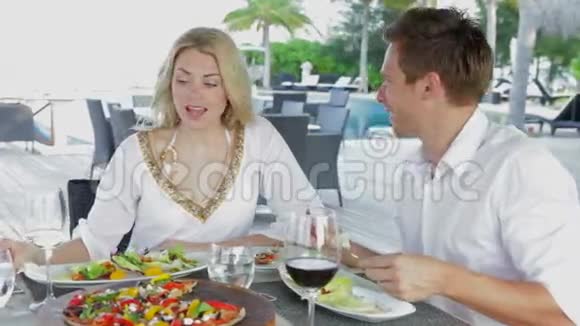 情侣在户外餐厅享用美食视频的预览图