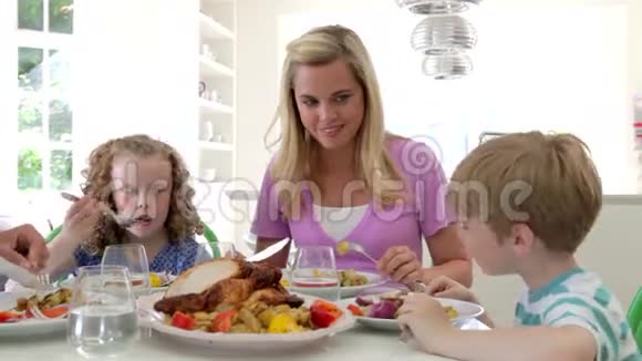 一家人一起在家吃饭视频的预览图