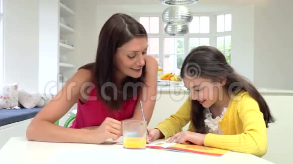 母亲帮助女儿做作业视频的预览图
