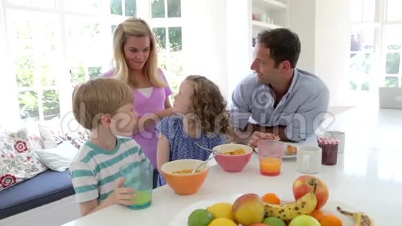 家庭一起在厨房吃早餐视频的预览图