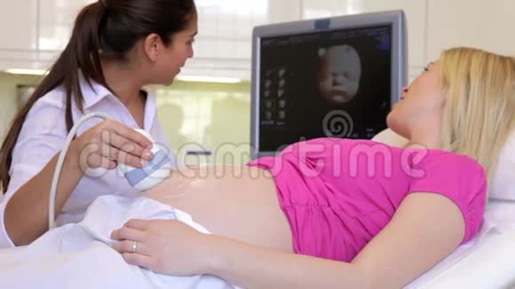 有4D超声扫描的孕妇视频的预览图