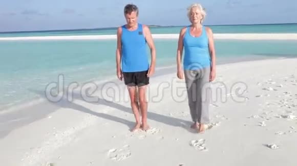 高级夫妇在美丽的海滩上锻炼视频的预览图