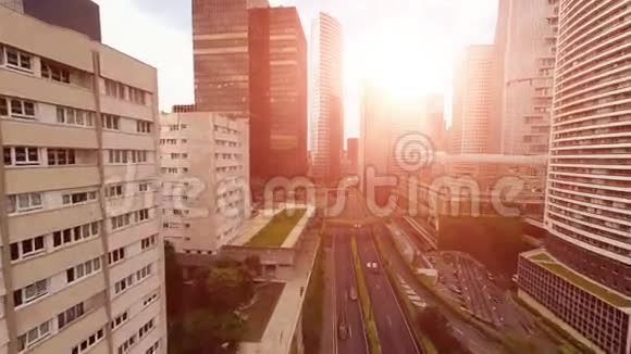 日落时分飞越摩天大楼城市视频的预览图