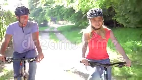 农村骑自行车的年轻夫妇视频的预览图