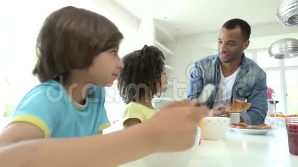 家庭一起在厨房吃早餐视频的预览图