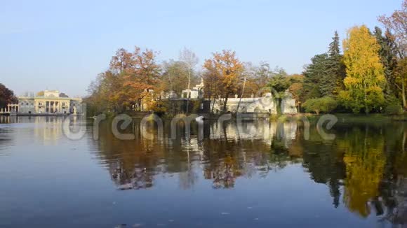 华沙拉齐尼基公园水上皇家宫殿视频的预览图