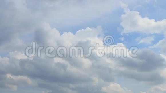 时光流逝背景蓝天上的白云视频的预览图