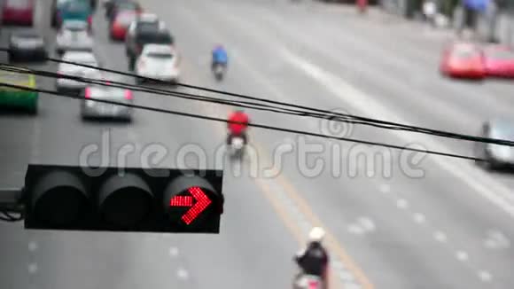 城市街道上的红绿灯和移动汽车视频的预览图