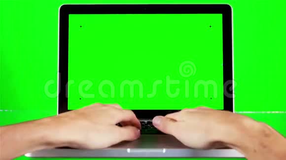 使用带有绿色屏幕的笔记本电脑视频的预览图