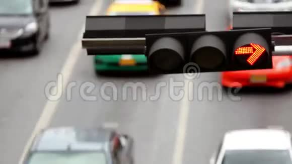 城市街道上的红绿灯和移动汽车视频的预览图