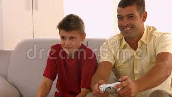 父子俩一起玩电子游戏视频的预览图