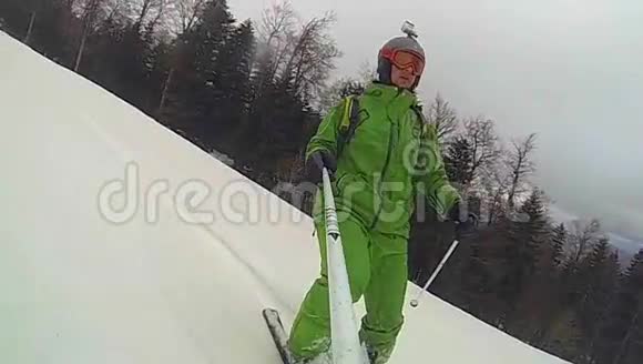 滑雪运动员冬季下山视频的预览图