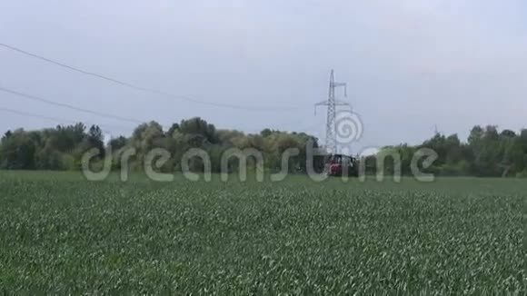 农用拖拉机喷洒农田视频的预览图