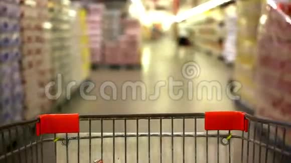 顾客在超市用手推车购物视频的预览图