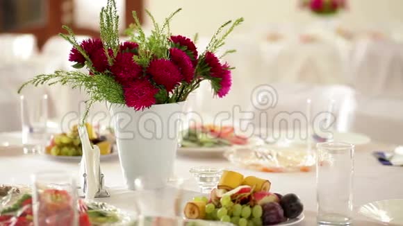 餐厅里漂亮的婚礼桌上摆着鲜花视频的预览图