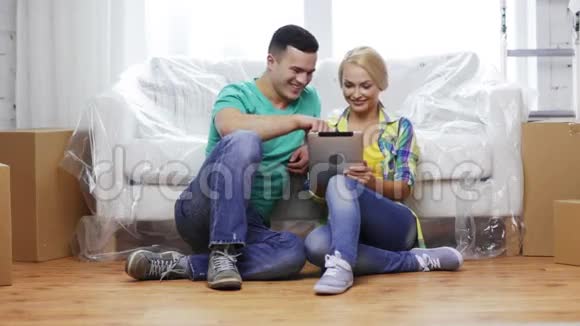 带着平板电脑的情侣在新家里笑视频的预览图