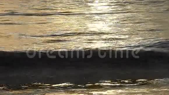 海浪在沙滩上缓慢运动视频的预览图
