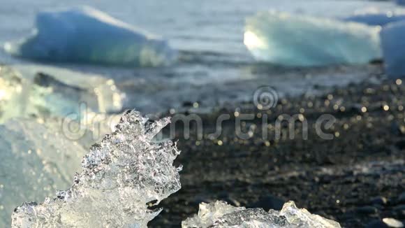冰川泻湖的冰块融化视频的预览图