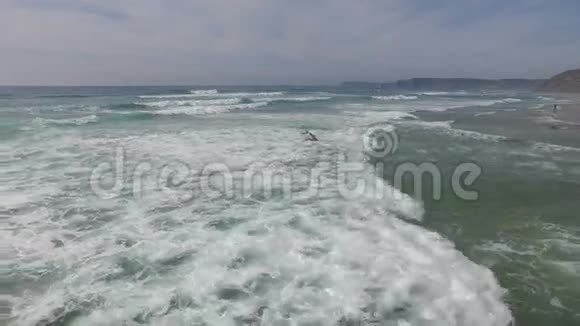 从葡萄牙普拉亚山谷的海浪中起飞视频的预览图