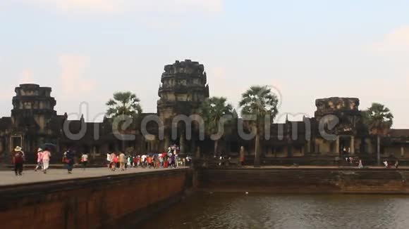 游客参观柬埔寨吴哥视频的预览图