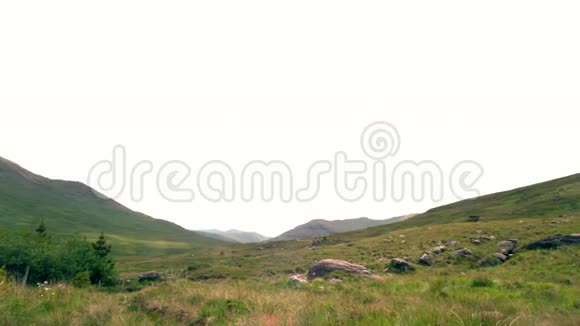 有山的风景乡村视频的预览图