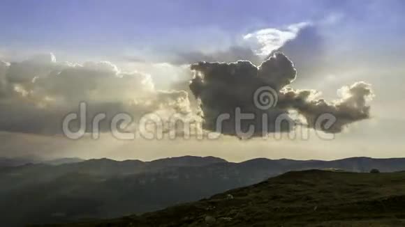 美丽的夏天日落在山上视频的预览图