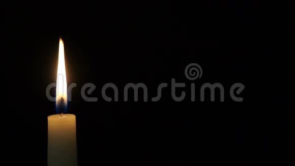 在黑暗中分离出一支蜡烛视频的预览图