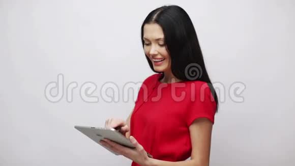 有平板电脑的女商人或学生视频的预览图