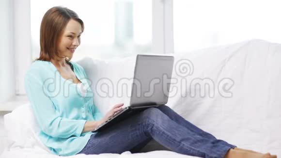 带着笔记本电脑的微笑女人视频的预览图