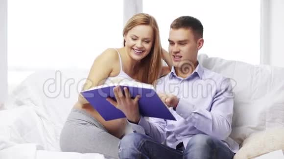 快乐的家庭读书在家视频的预览图